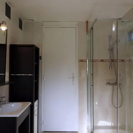 Maison Authentique Avec Jardin Clos Et Parking Prive A - Fr-1-611-59 *