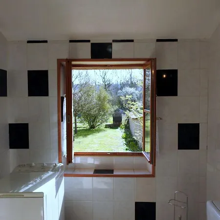 Maison Authentique Avec Jardin Clos Et Parking Prive A - Fr-1-611-59