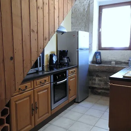 Maison Authentique Avec Jardin Clos Et Parking Prive A - Fr-1-611-59