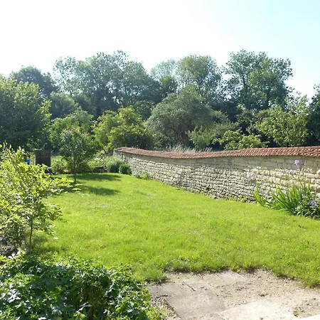 Maison Authentique Avec Jardin Clos Et Parking Prive A - Fr-1-611-59 * Pont-la-Ville